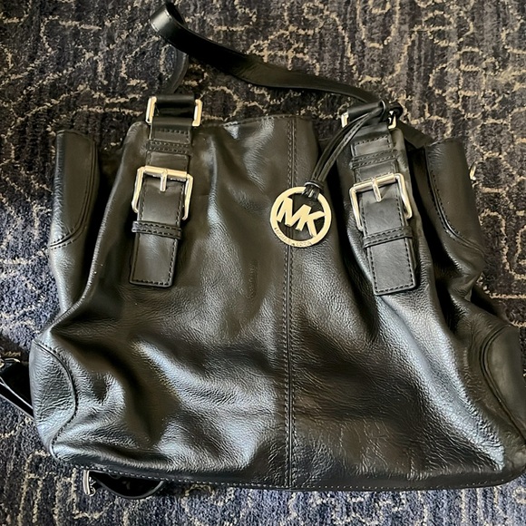 Gorgeous large Michael Kors bag with multiple compartments cross-body strap - Picture 1 of 3